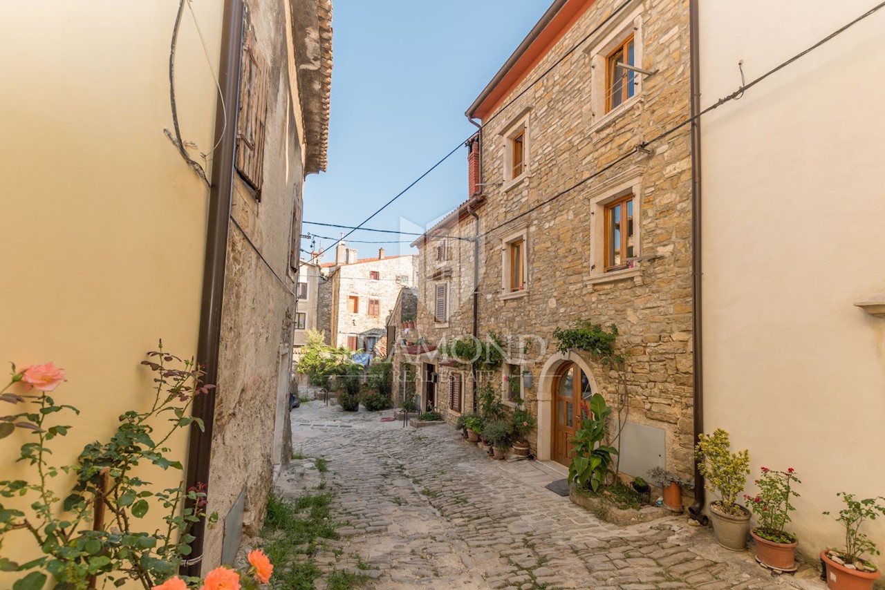 Buie, casa in pietra d'Istria