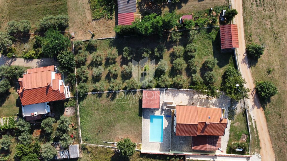 Parenzo, dintorni di case con ampio giardino e vista mare