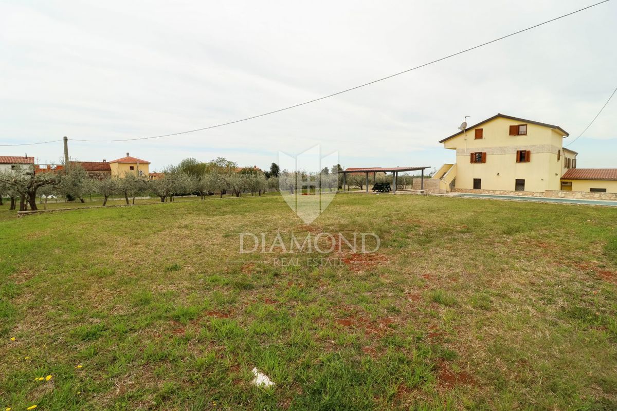 Parenzo, dintorni di case con ampio giardino e vista mare