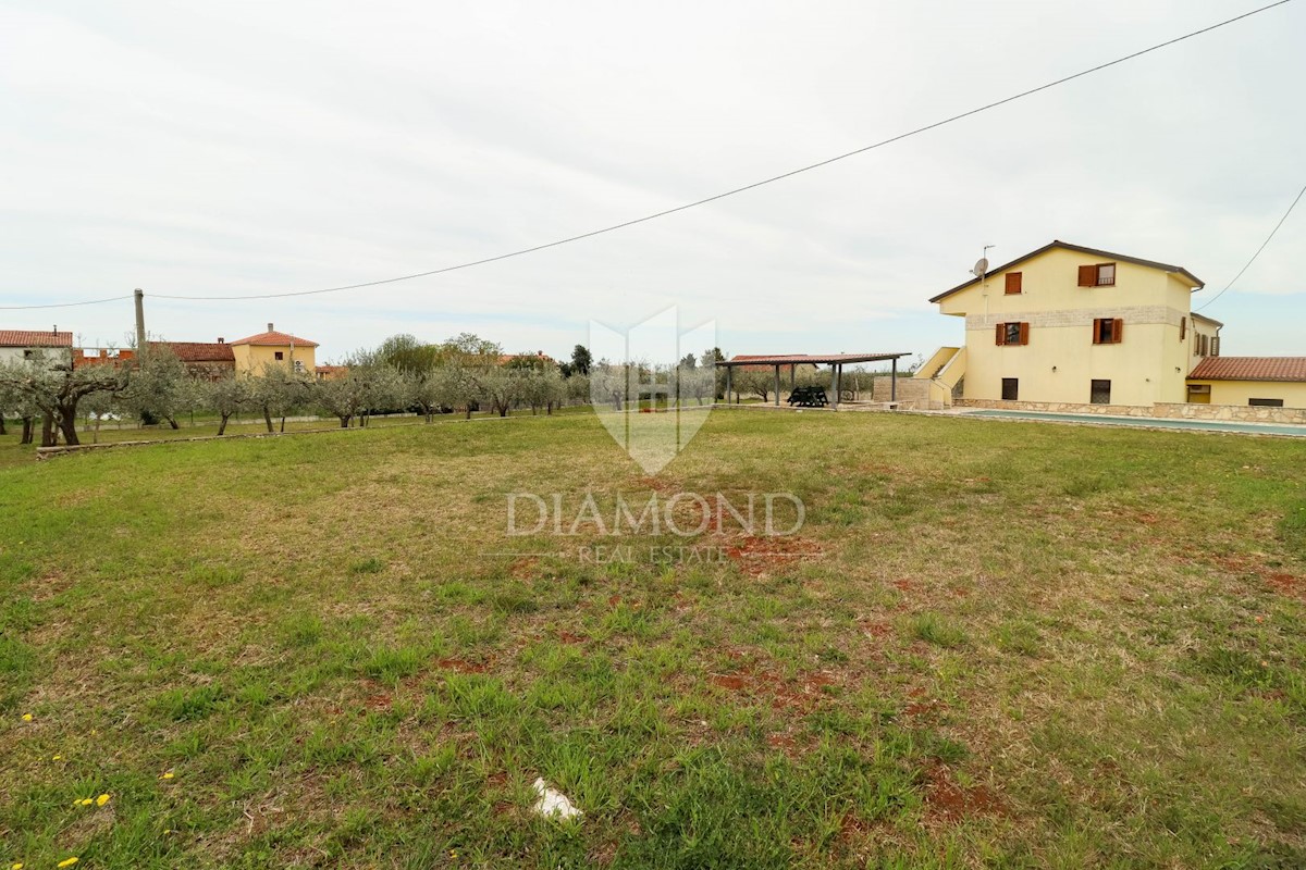 Parenzo, dintorni di case con ampio giardino e vista mare