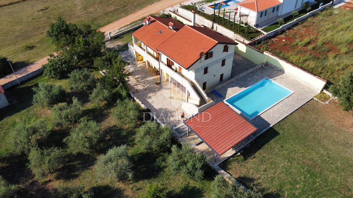 Parenzo, dintorni di case con ampio giardino e vista mare