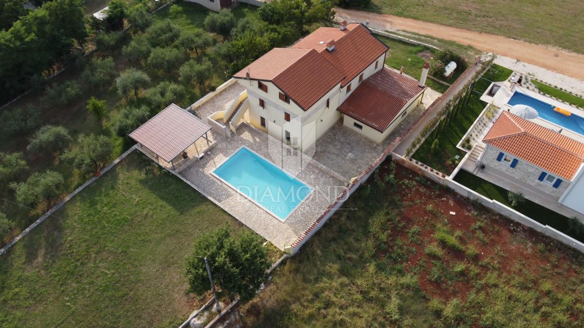 Parenzo, dintorni di case con ampio giardino e vista mare