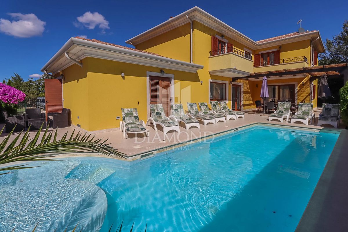 Medulin, dintorni, grande casa con piscina non lontano dalla spiaggia