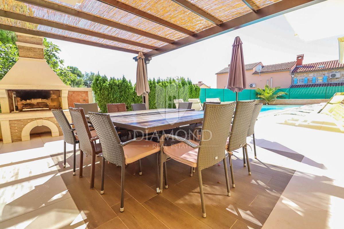 Medulin, dintorni, grande casa con piscina non lontano dalla spiaggia