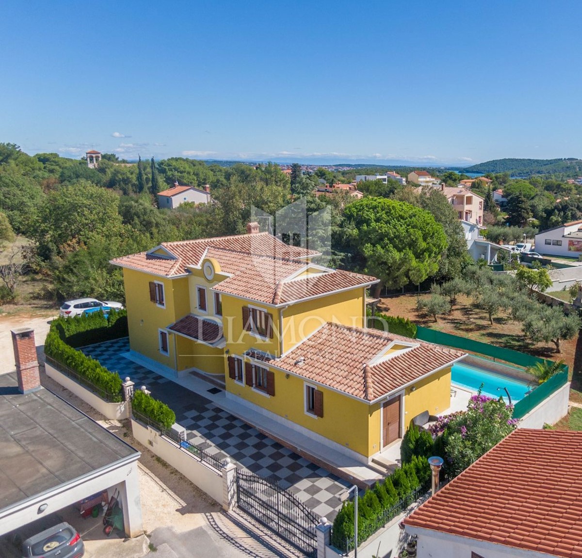 Medulin, dintorni, grande casa con piscina non lontano dalla spiaggia