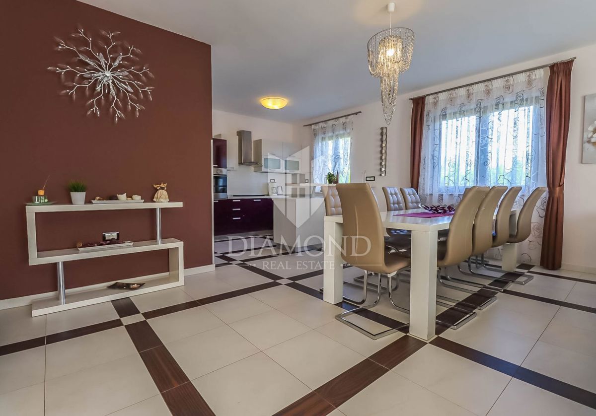 Medulin, dintorni, grande casa con piscina non lontano dalla spiaggia