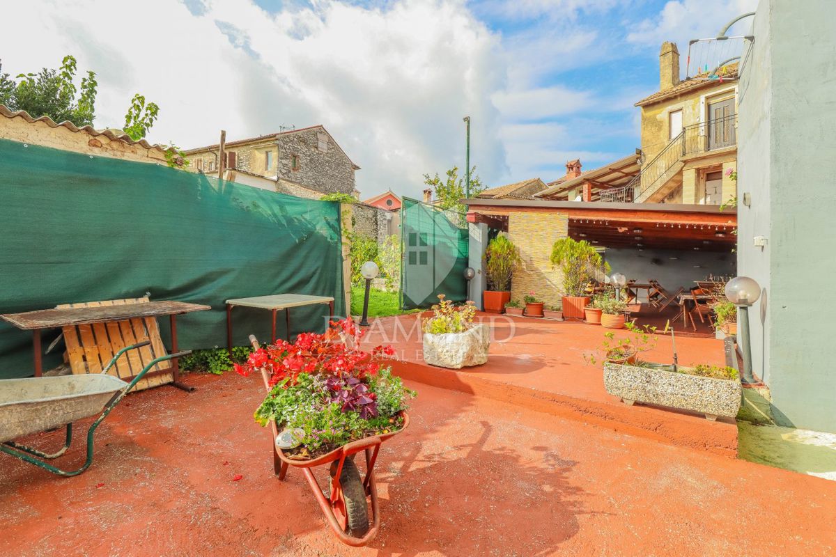Verteneglio, casa per investimenti con spazio commerciale!