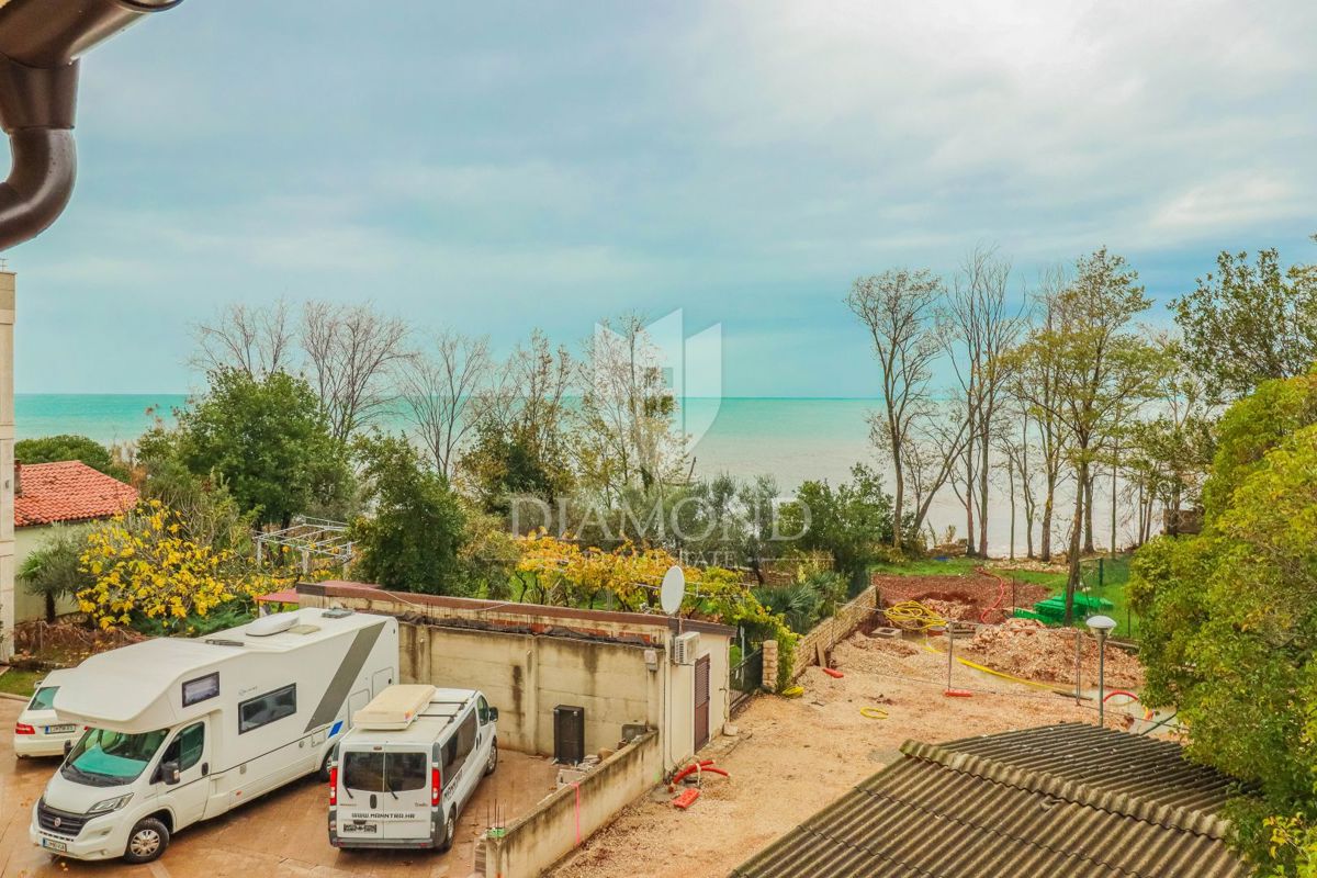 Umago, appartamento in una posizione straordinaria, 2a fila al mare!