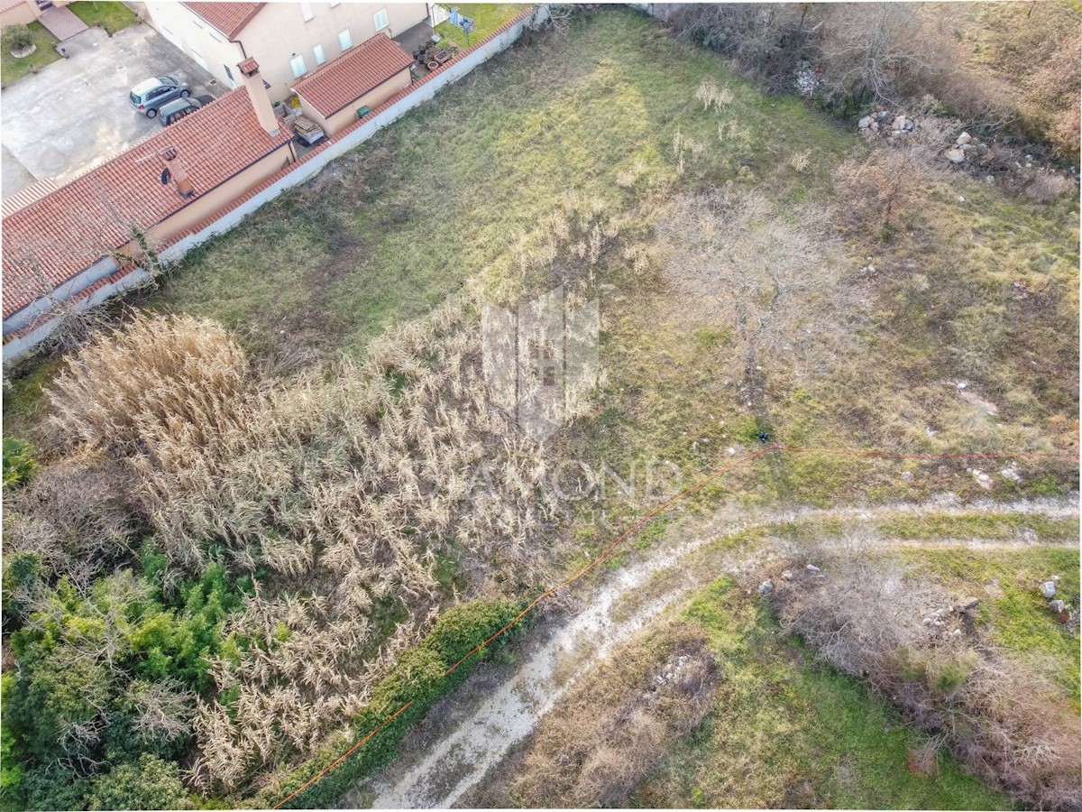 Parenzo, dintorni, terreno edificabile in un posto tranquillo!