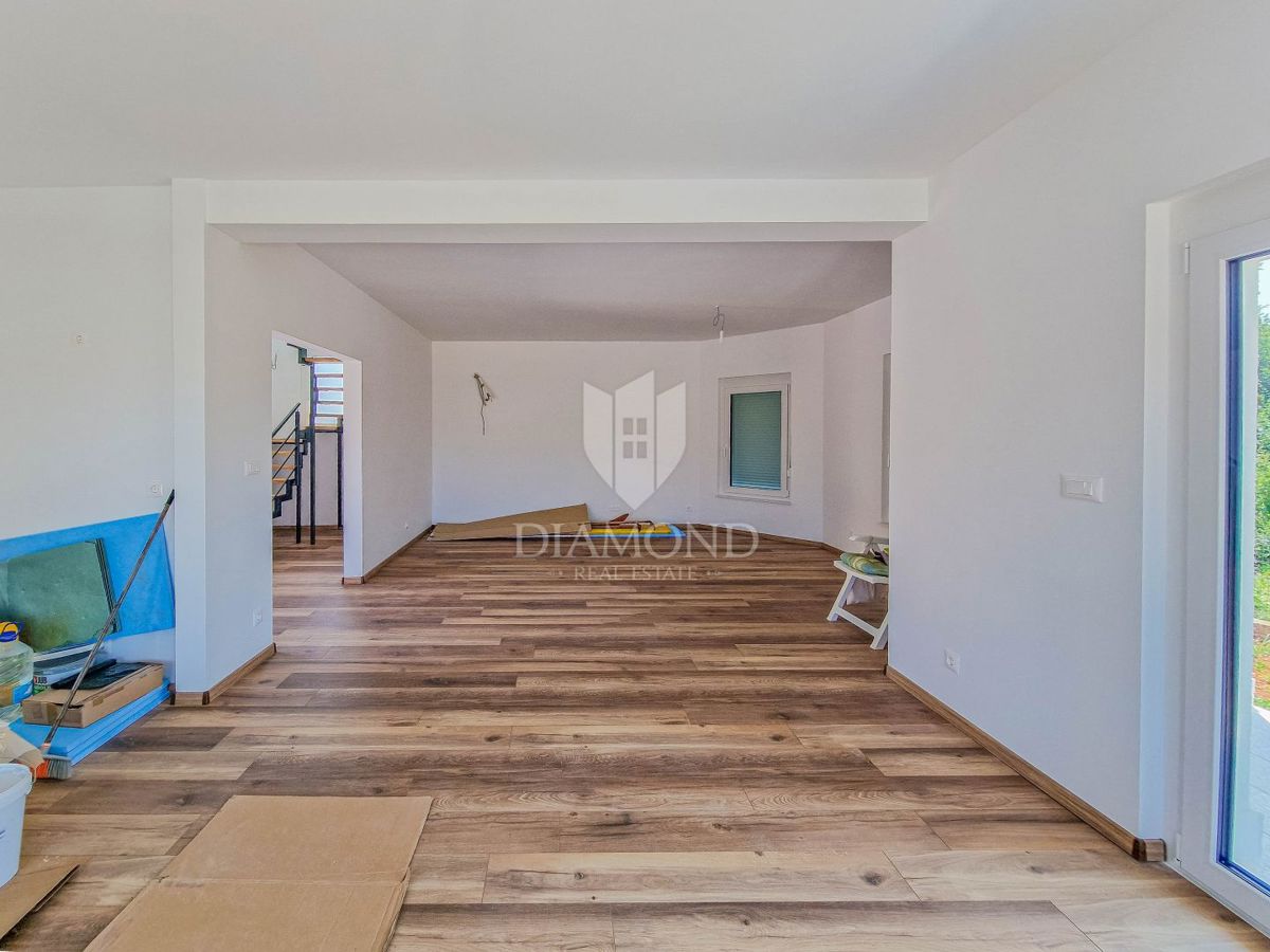 Buie, nuova casa moderna con piscina in una posizione tranquilla!