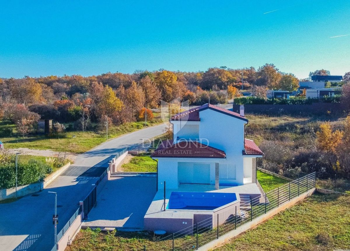 Buie, nuova casa moderna con piscina in una posizione tranquilla!