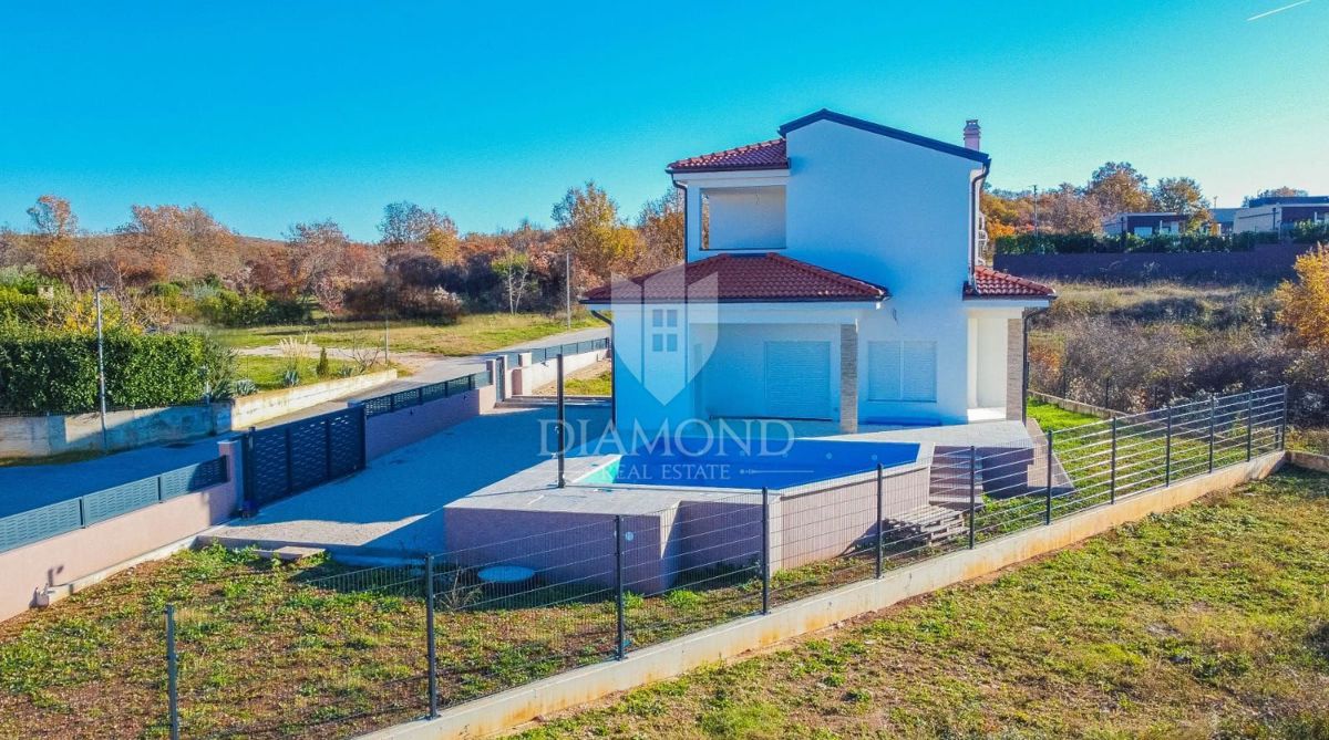 Buie, nuova casa moderna con piscina in una posizione tranquilla!