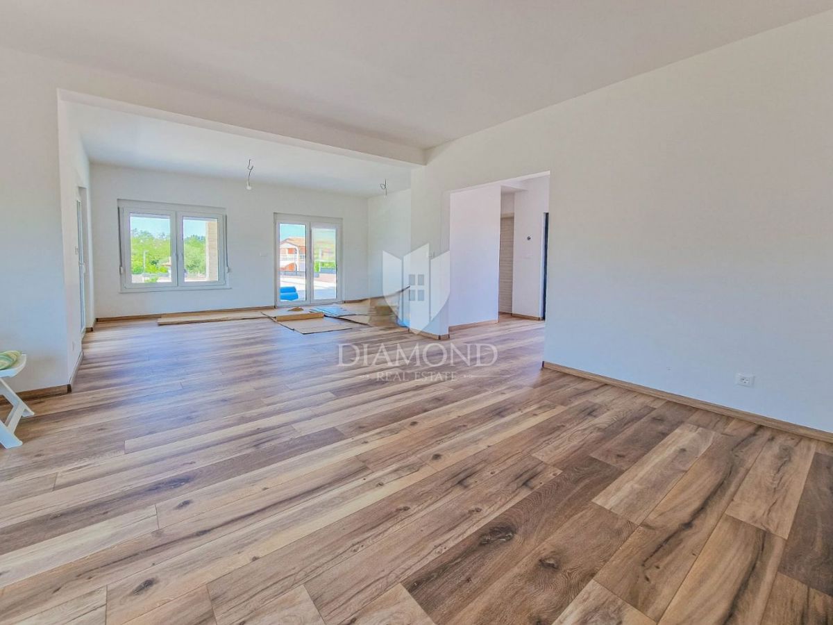 Buie, nuova casa moderna con piscina in una posizione tranquilla!