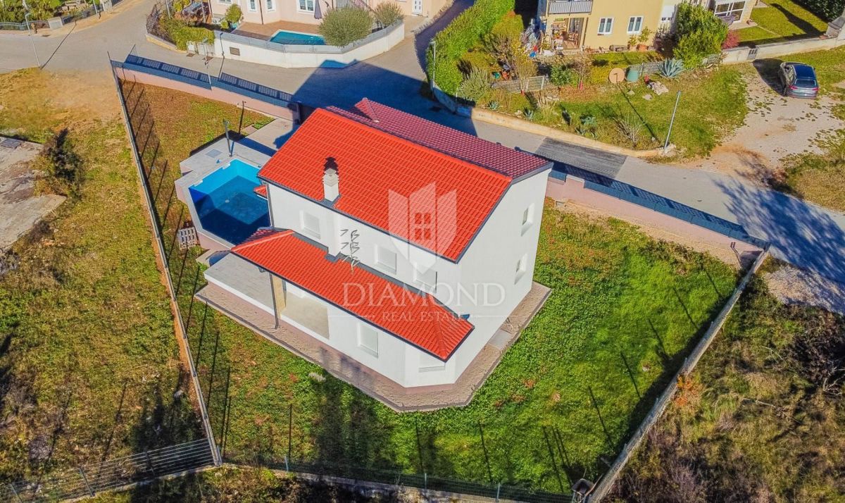Buie, nuova casa moderna con piscina in una posizione tranquilla!