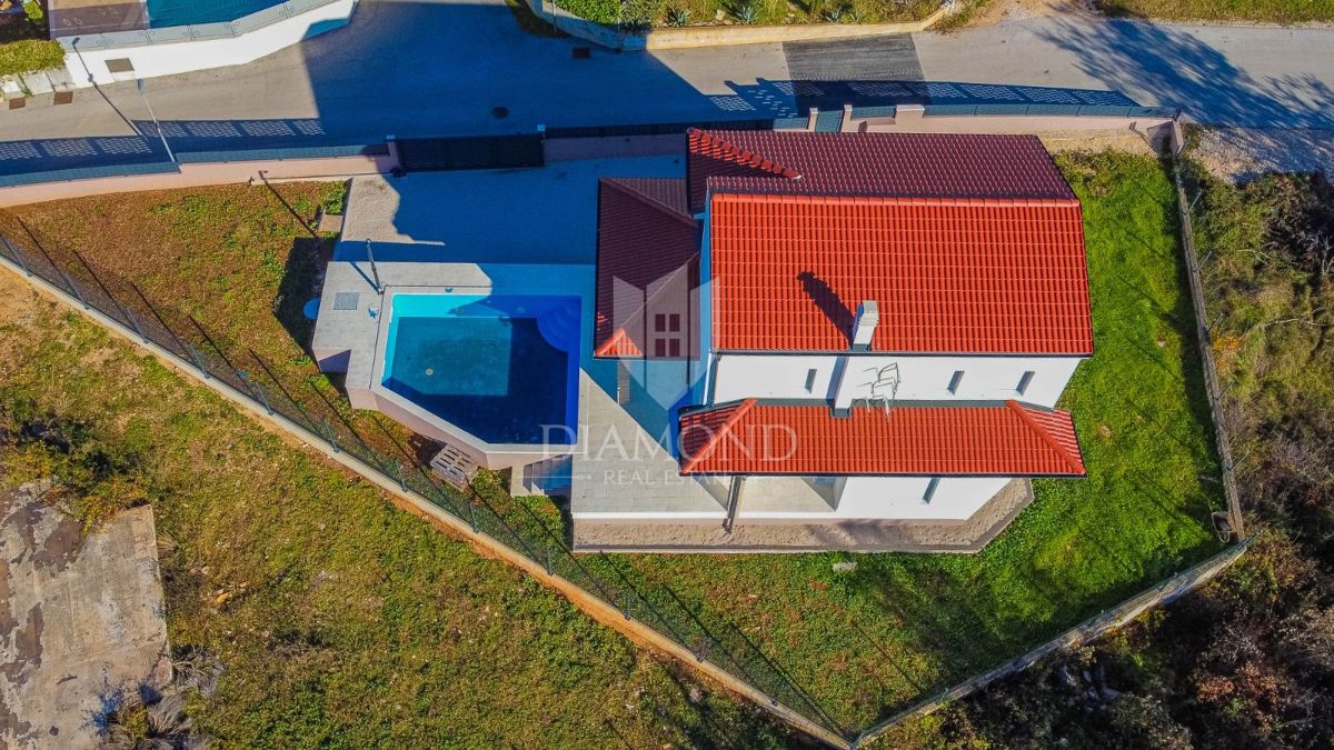 Buie, nuova casa moderna con piscina in una posizione tranquilla!