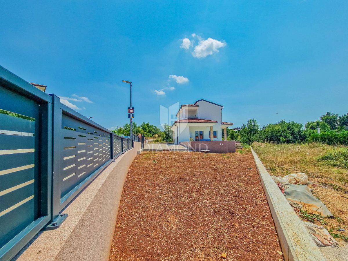 Buie, nuova casa moderna con piscina in una posizione tranquilla!