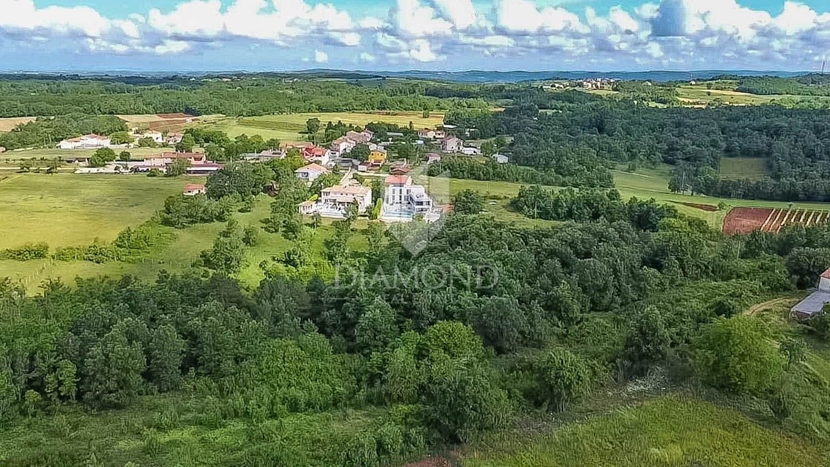 Parenzo, dintorni, ampio terreno edificabile per costruire case!