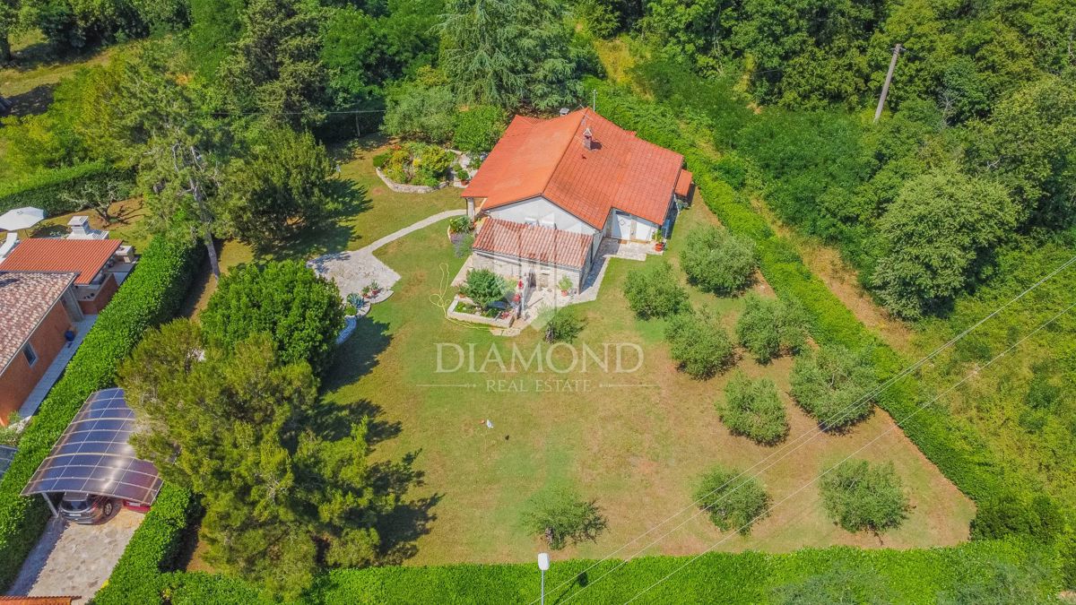 Lovrečica, dintorni! Bella casa a un piano con un ampio giardino!