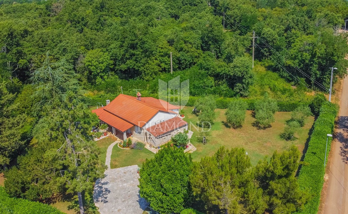 Lovrečica, dintorni! Bella casa a un piano con un ampio giardino!