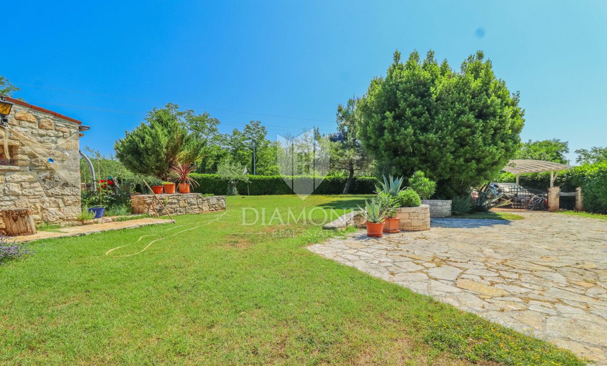 Lovrečica, dintorni! Bella casa a un piano con un ampio giardino!