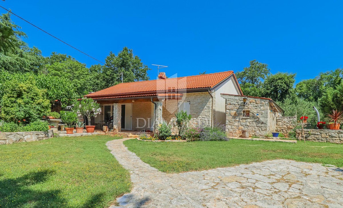 Lovrečica, dintorni! Bella casa a un piano con un ampio giardino!