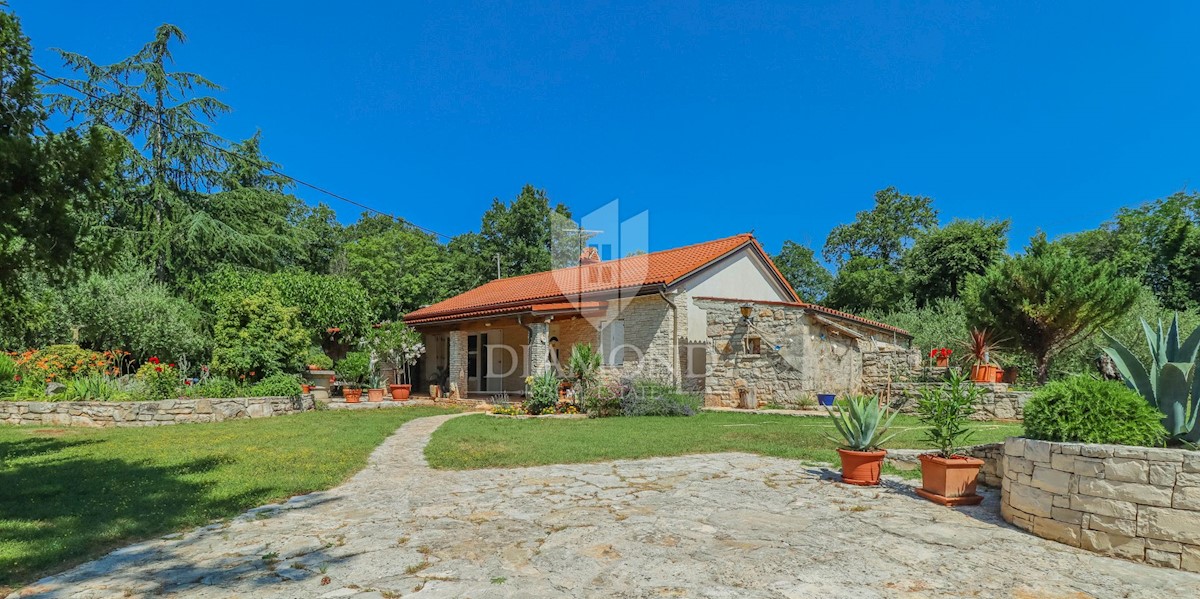 Lovrečica, dintorni! Bella casa a un piano con un ampio giardino!