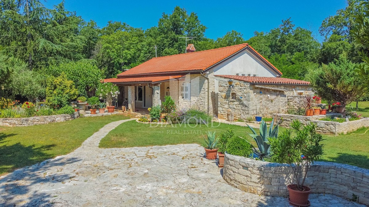 Lovrečica, dintorni! Bella casa a un piano con un ampio giardino!