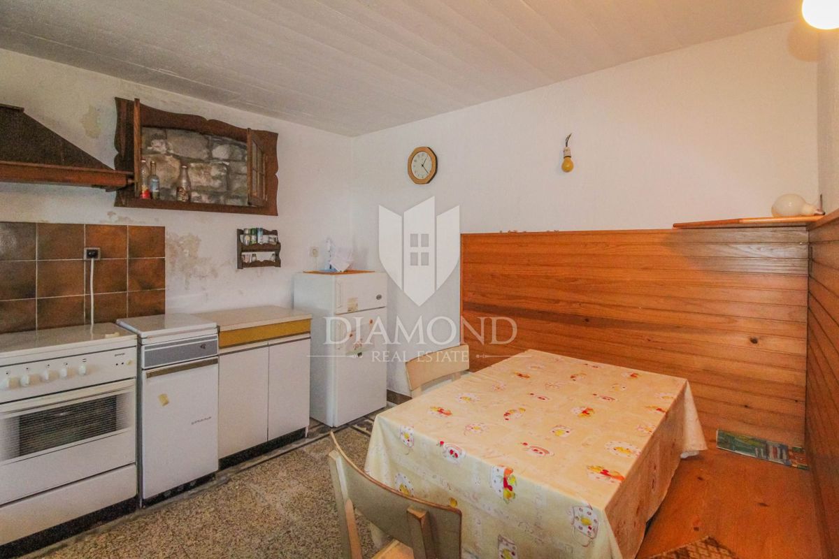 Zona di Umago, casa in pietra in una posizione tranquilla