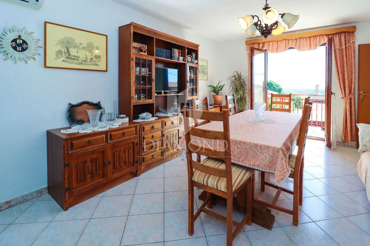 Parenzo, dintorni, casa con tre appartamenti e uffici a 200 m dal mare!