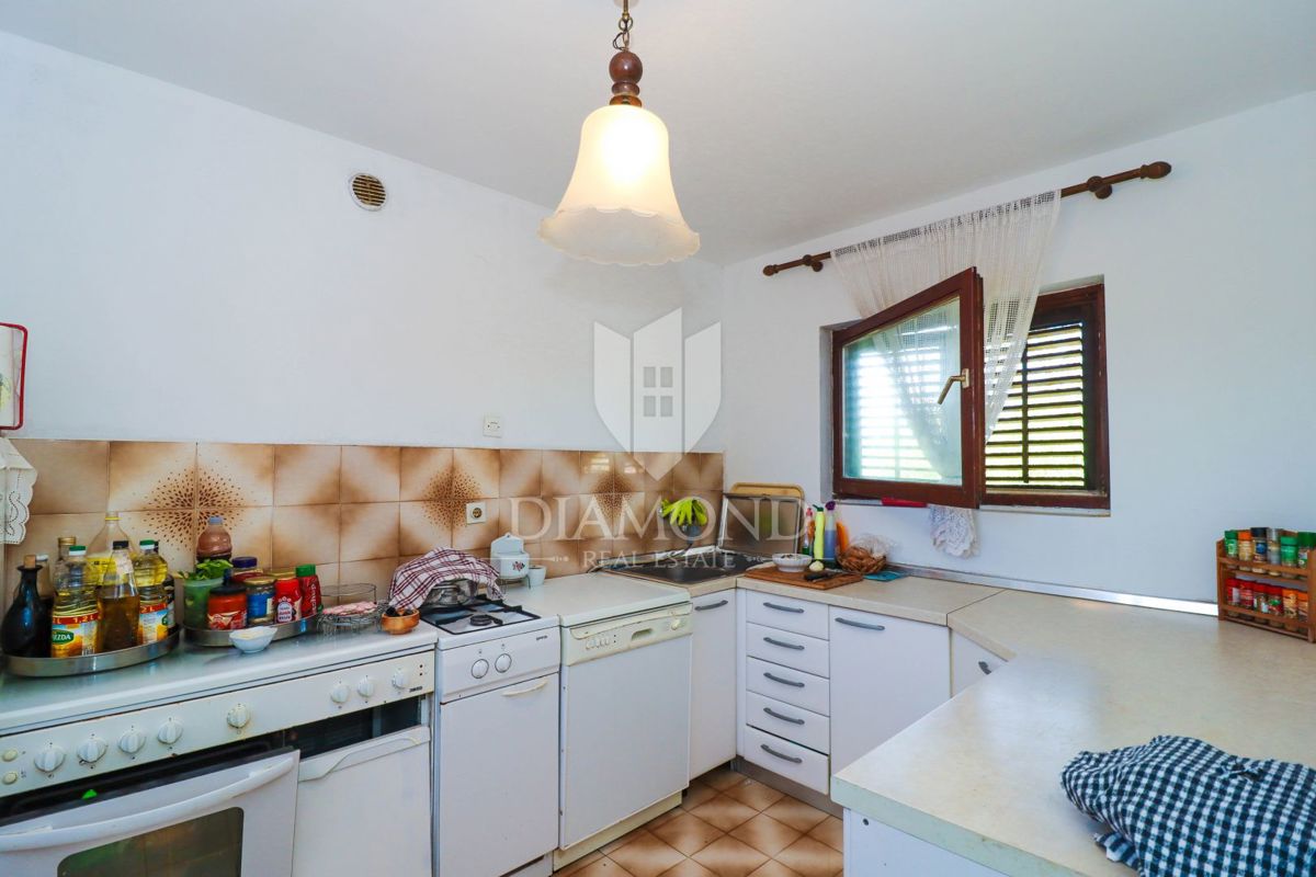 Parenzo, dintorni, casa con tre appartamenti e uffici a 200 m dal mare!