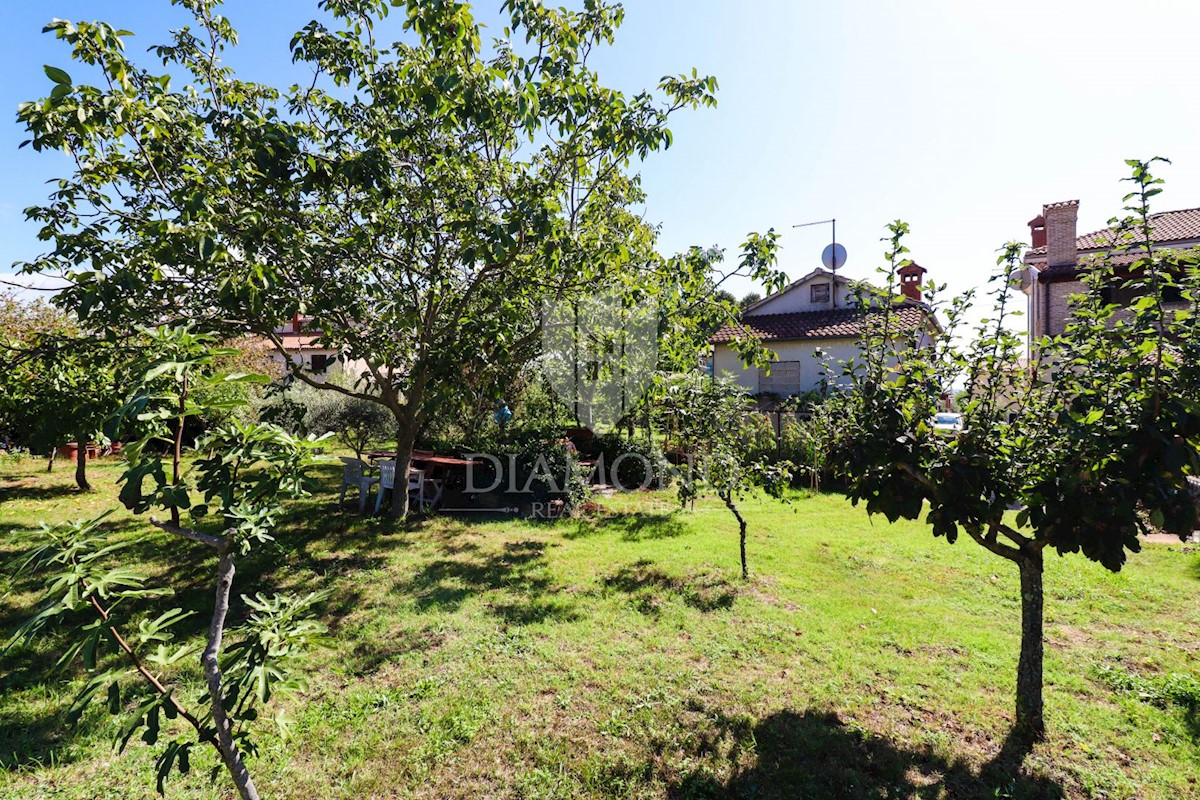 Parenzo, dintorni, casa con tre appartamenti e uffici a 200 m dal mare!