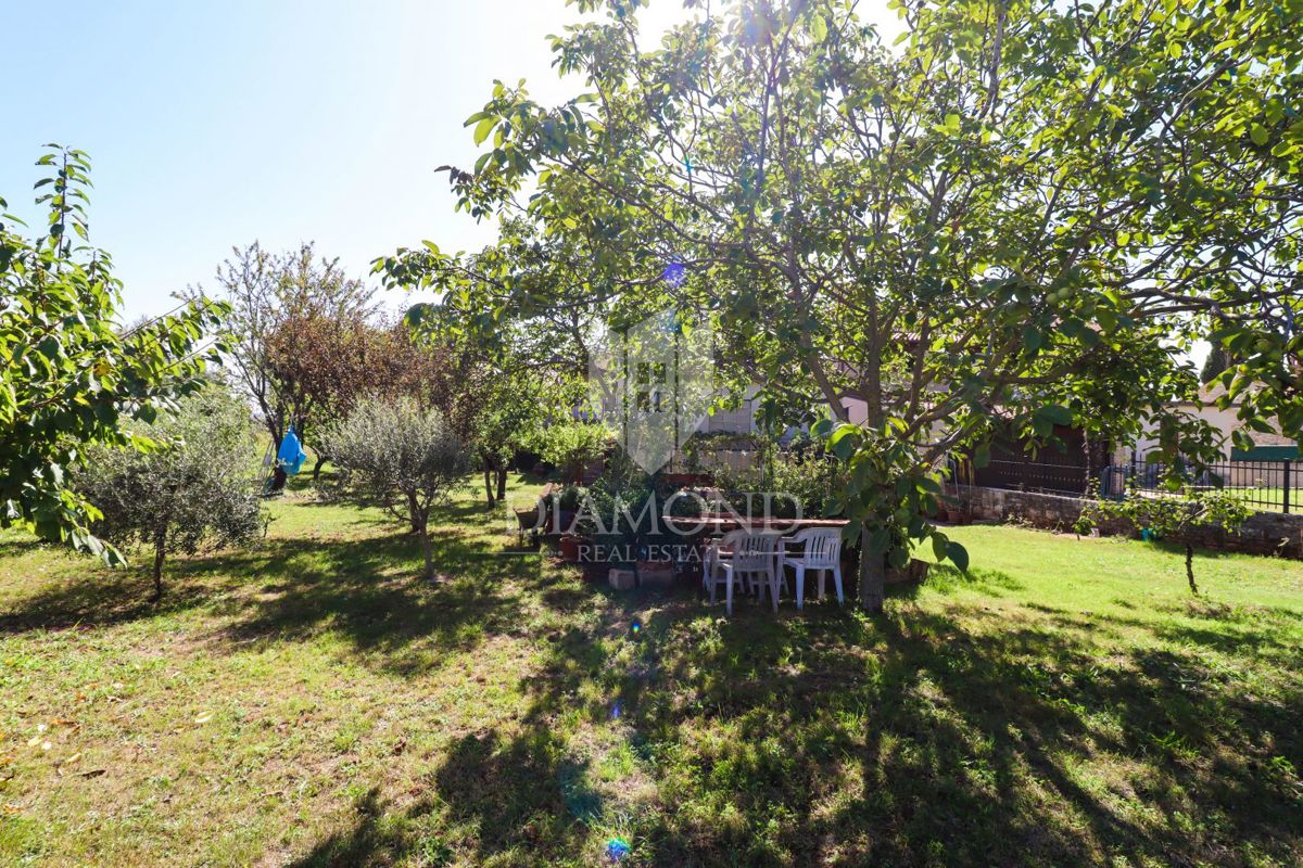 Parenzo, dintorni, casa con tre appartamenti e uffici a 200 m dal mare!