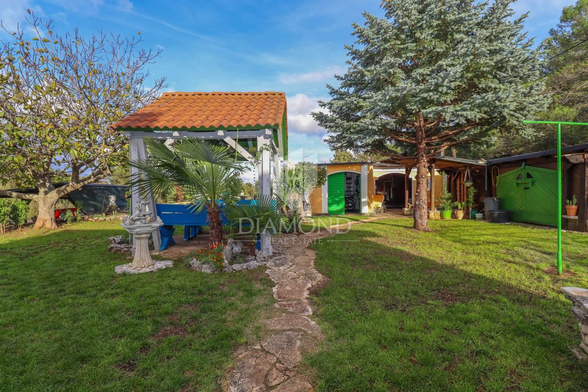 Rovigno, dintorni, affascinante casa in pietra