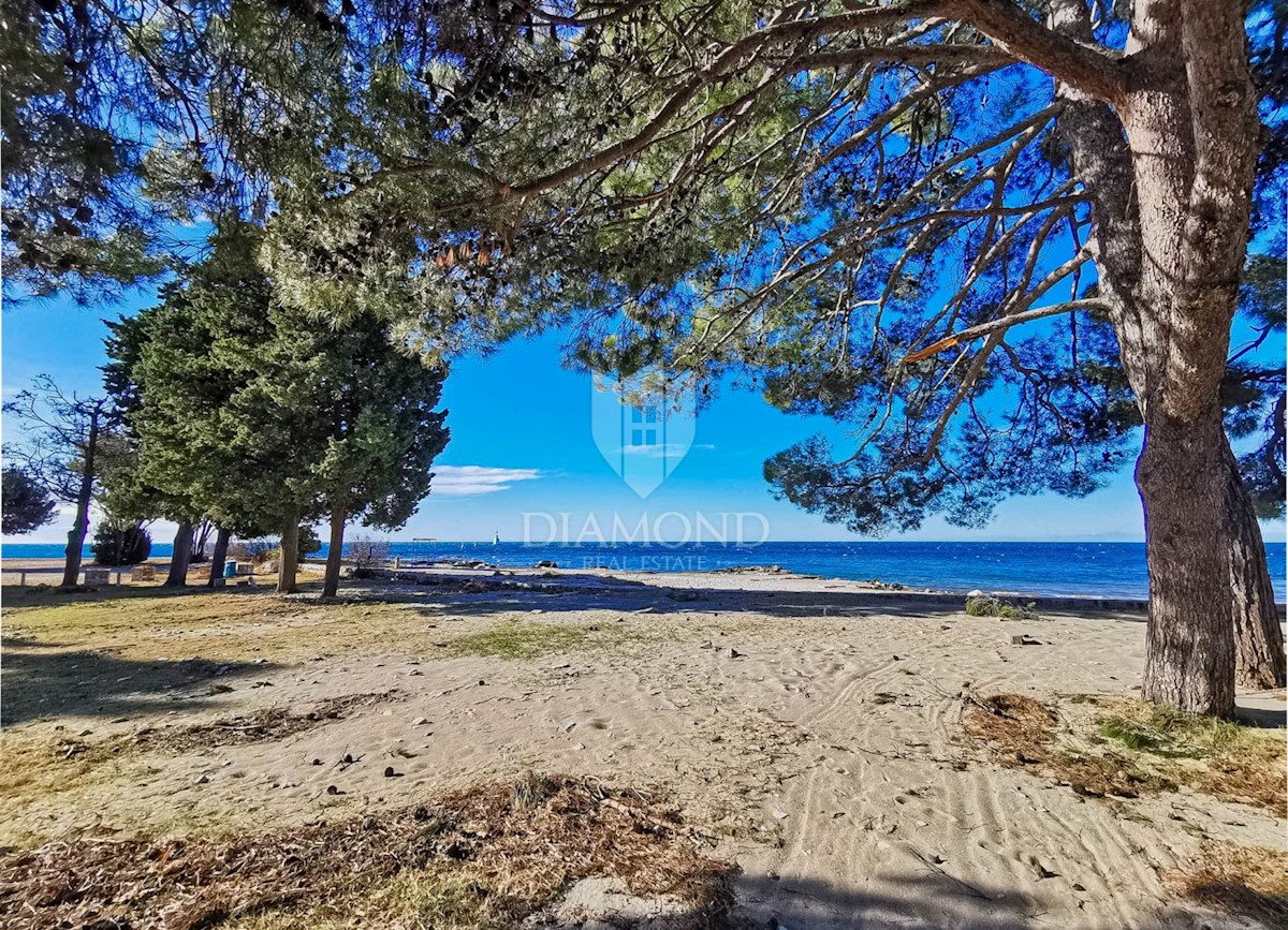 Umago, dintorni! Piano rialzato della casa a soli 300 m dal mare!