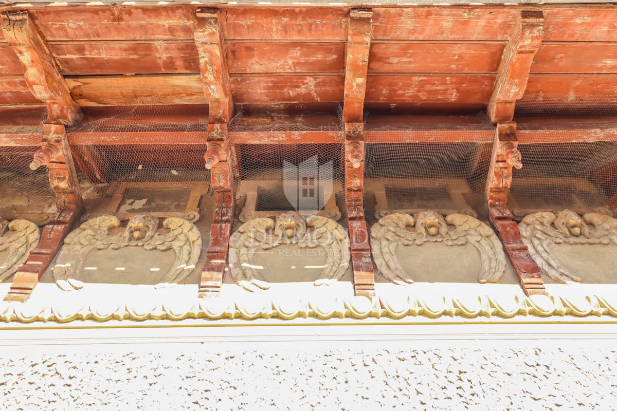 Appartamento unico in una villa austro-ungarica nel cuore di Pola con cortile!