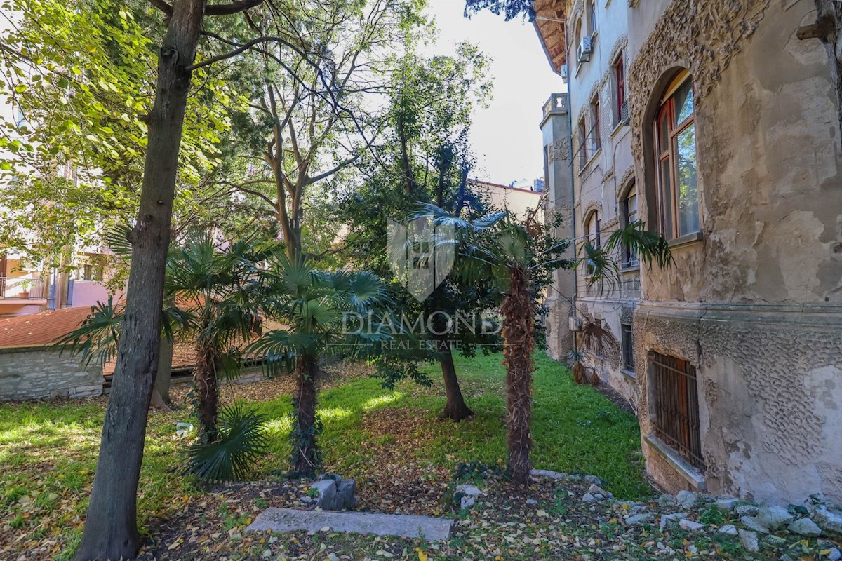 Appartamento unico in una villa austro-ungarica nel cuore di Pola con cortile!