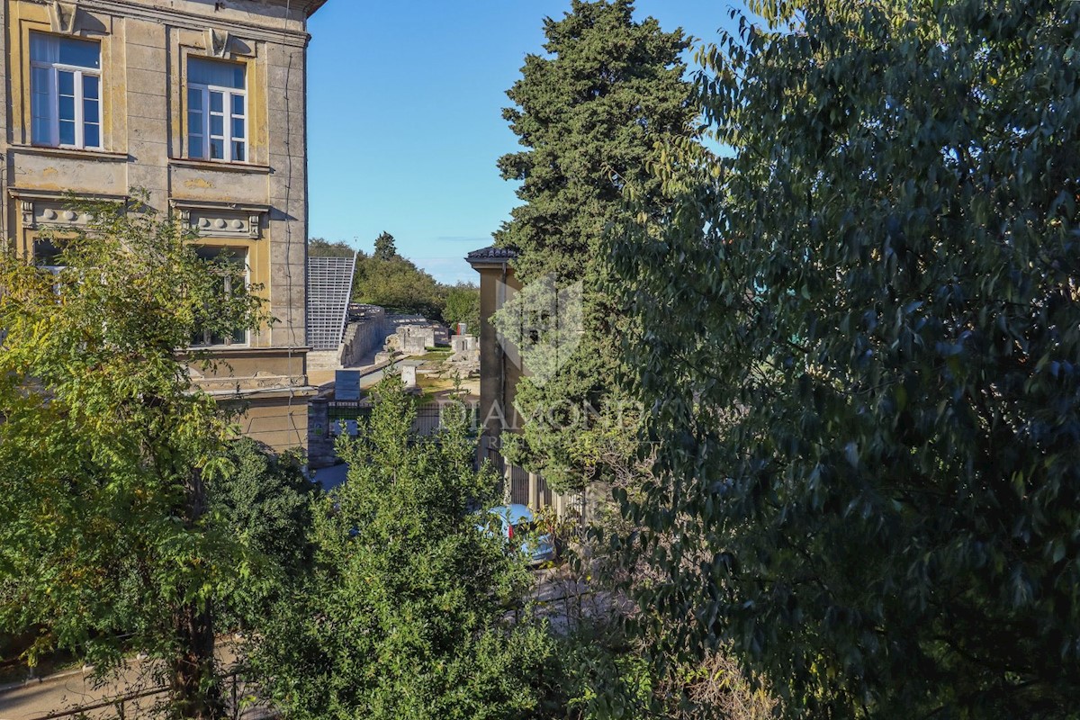 Appartamento unico in una villa austro-ungarica nel cuore di Pola con cortile!