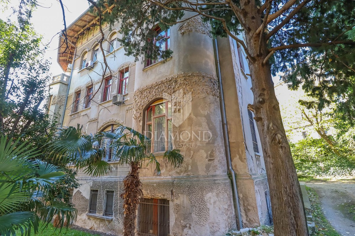 Appartamento unico in una villa austro-ungarica nel cuore di Pola con cortile!