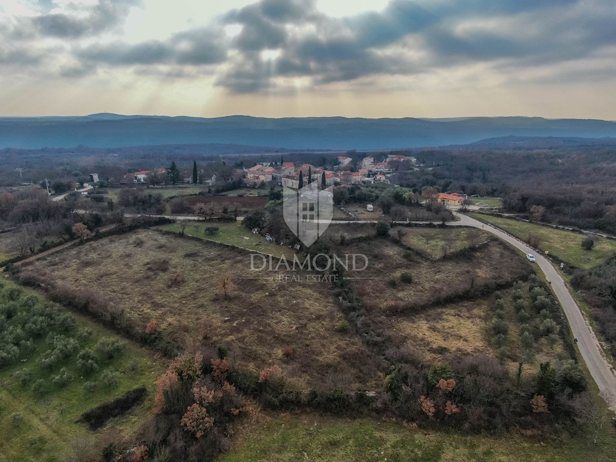 Terreno impressionante in una posizione tranquilla vicino a Rovigno