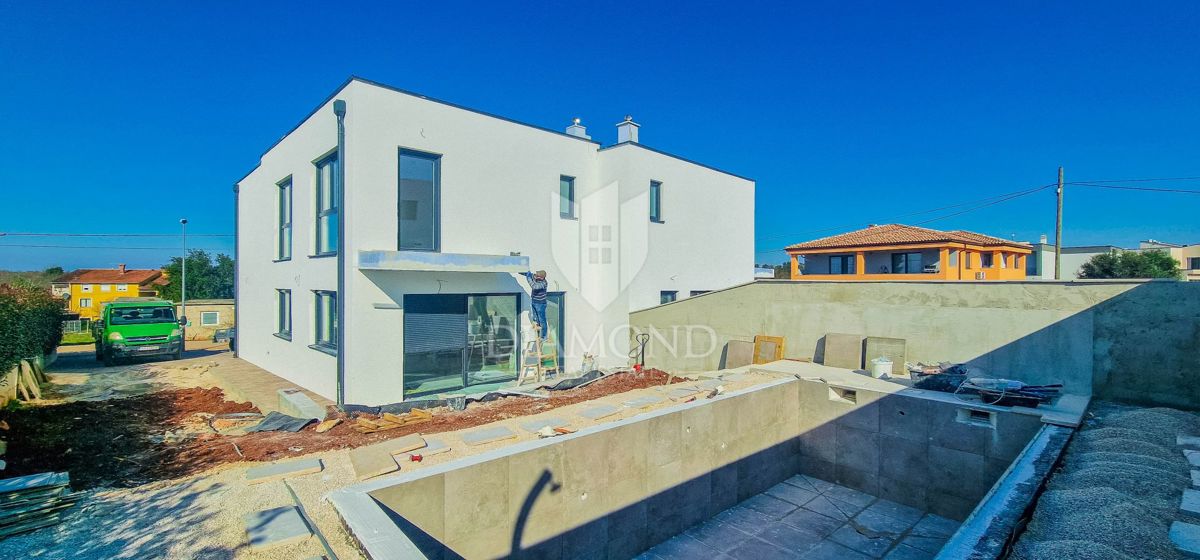 Umago, dintorni! Casa moderna attrezzata con piscina!