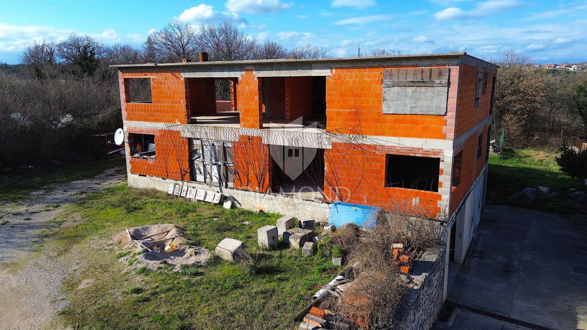 Albona, dintorni della città, edifici Rohbau con ampio terreno