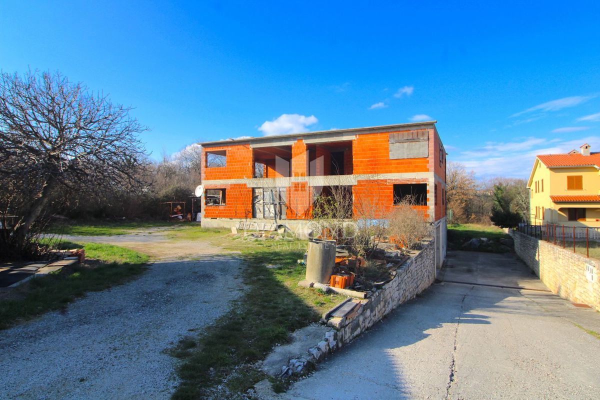 Albona, dintorni della città, edifici Rohbau con ampio terreno