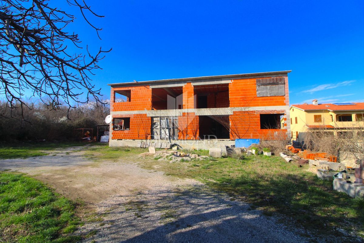 Albona, dintorni della città, edifici Rohbau con ampio terreno