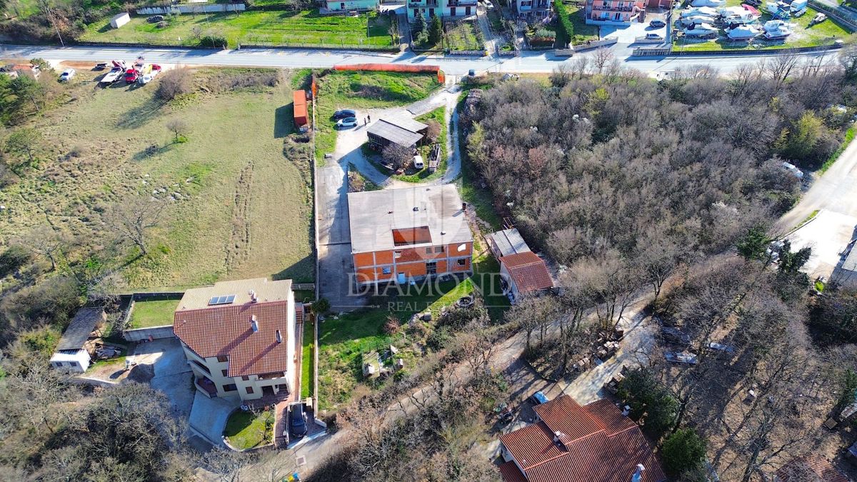 Albona, dintorni della città, edifici Rohbau con ampio terreno