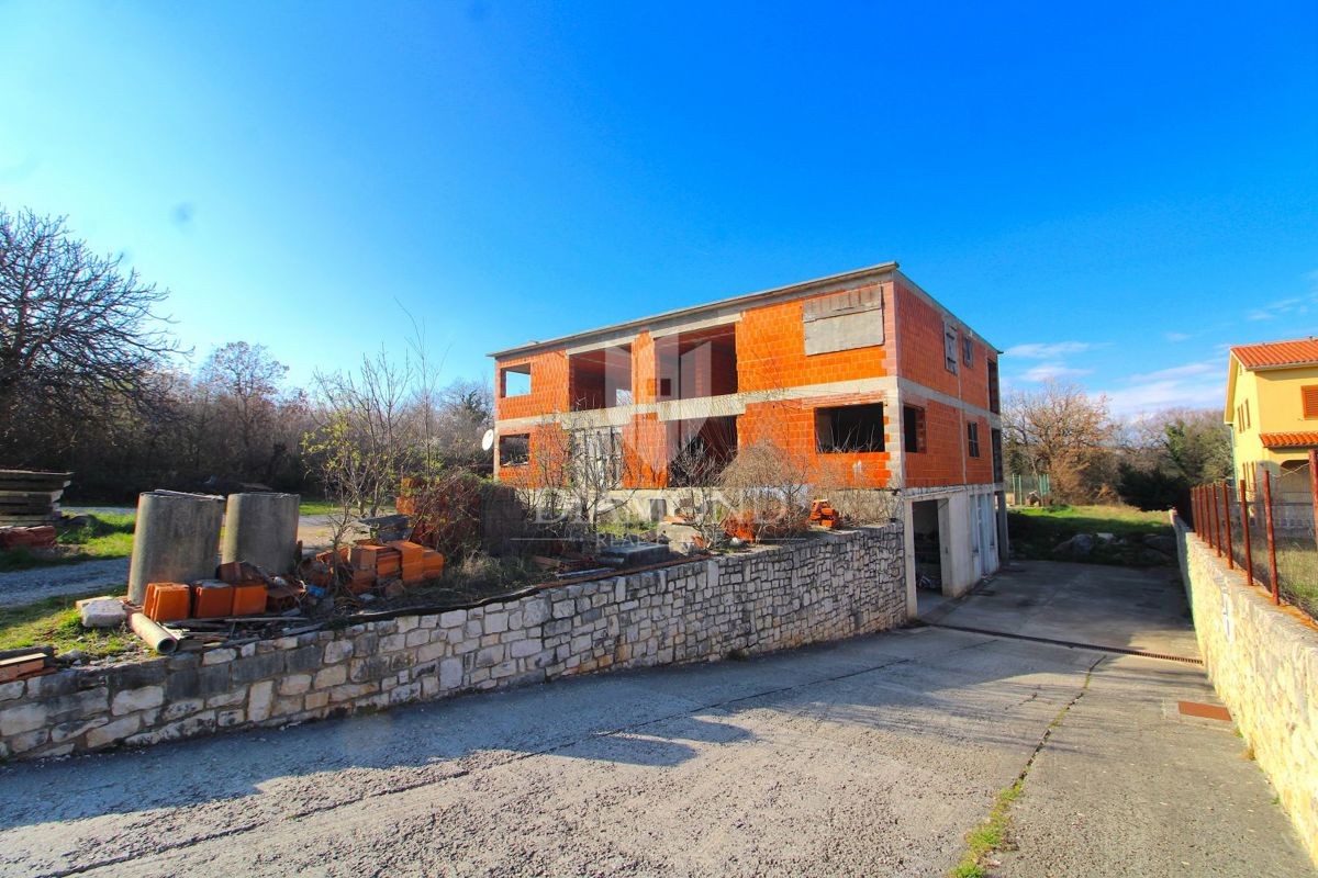 Albona, dintorni della città, edifici Rohbau con ampio terreno