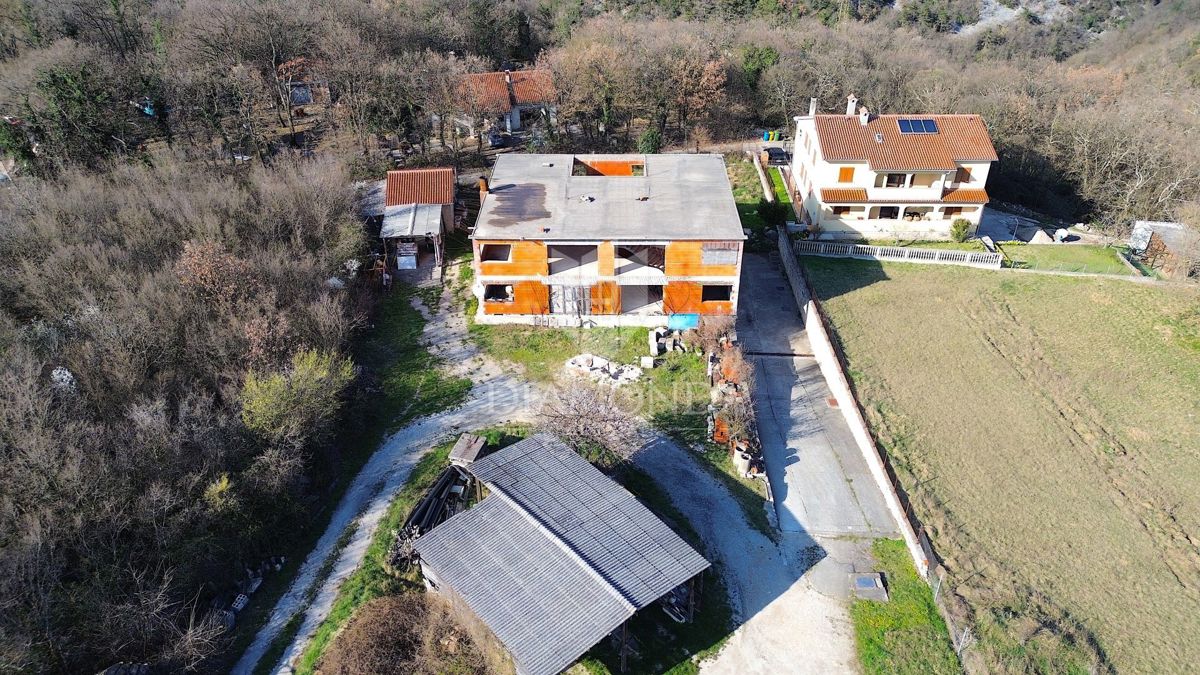 Albona, dintorni della città, edifici Rohbau con ampio terreno