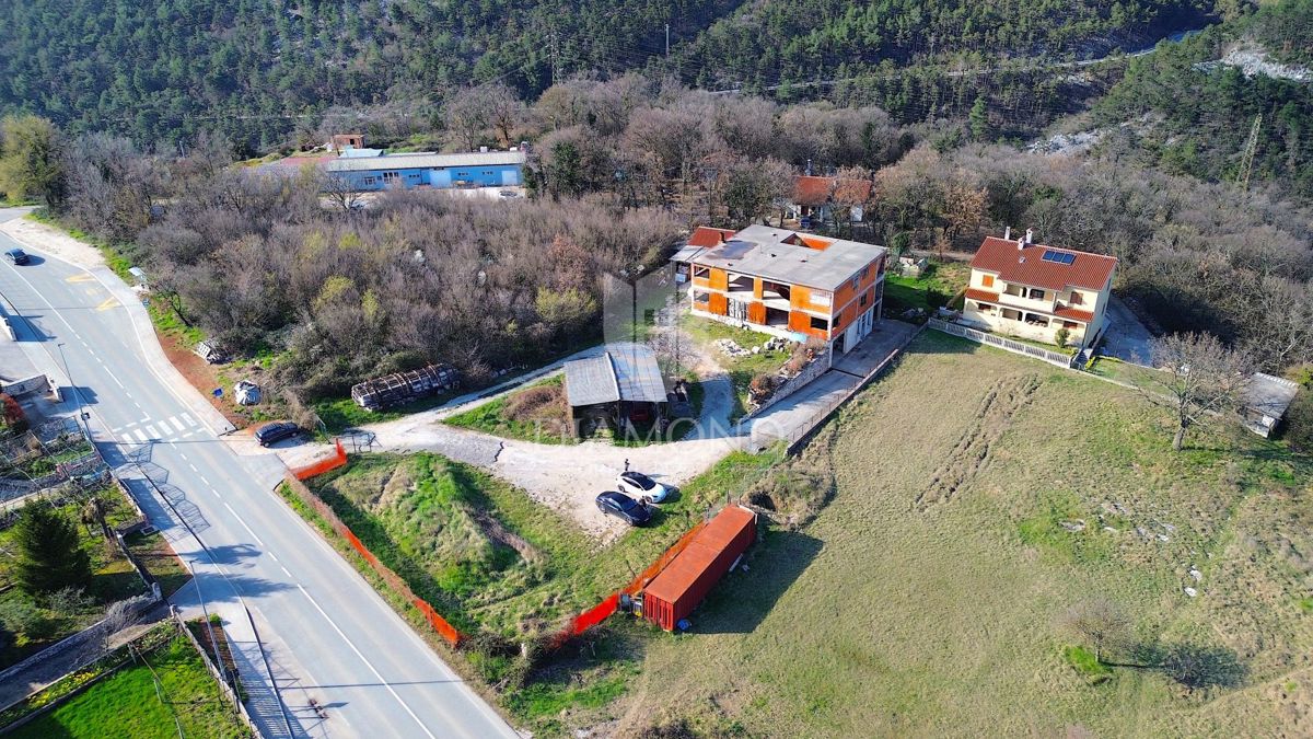 Albona, dintorni della città, edifici Rohbau con ampio terreno
