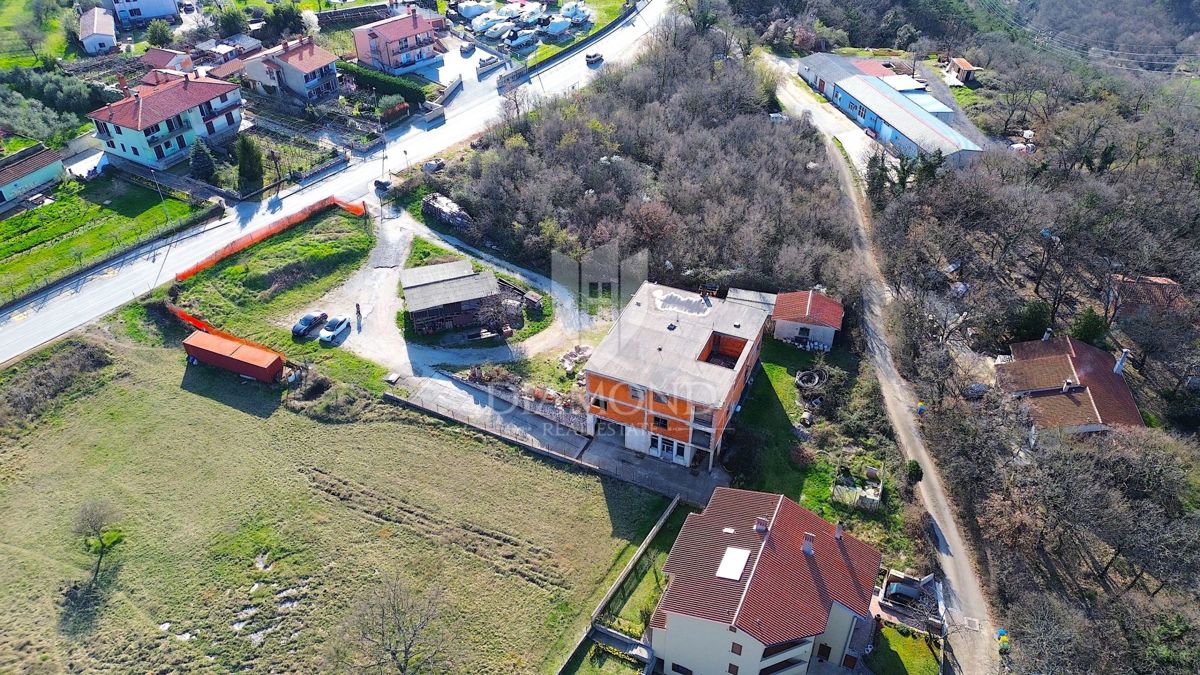 Albona, dintorni della città, edifici Rohbau con ampio terreno