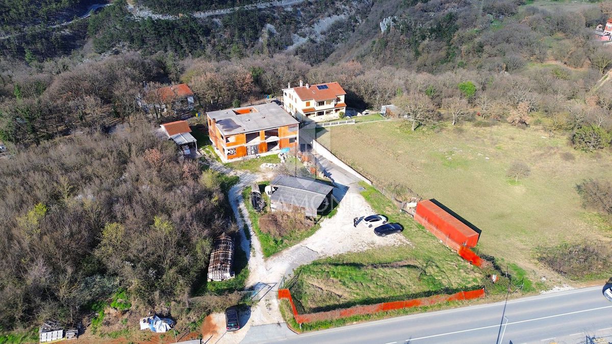 Albona, dintorni della città, edifici Rohbau con ampio terreno