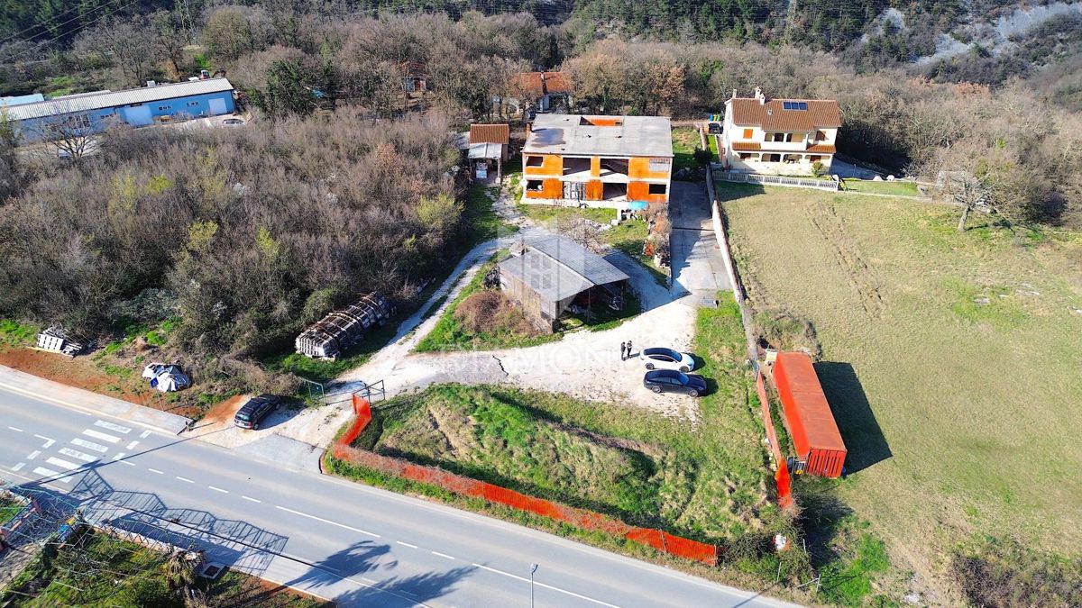 Albona, dintorni della città, edifici Rohbau con ampio terreno